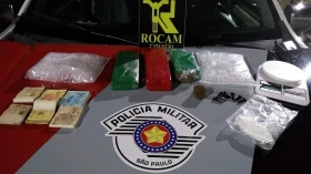 Dupla é presa com três tijolos de maconha e R$ 6 mil em Taubaté Dupla é presa com três tijolos de maconha e R$ 6 mil em Taubaté