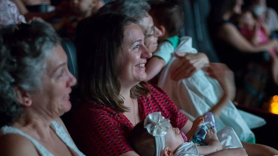 Sessão de cinema especial para bebês é atração no Taubaté Shopping 
