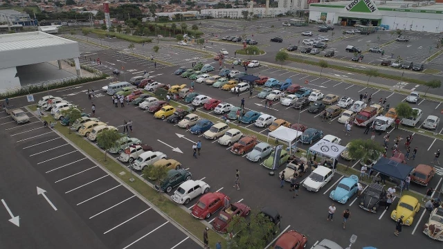Encontro de carros antigos é atração em Taubaté 