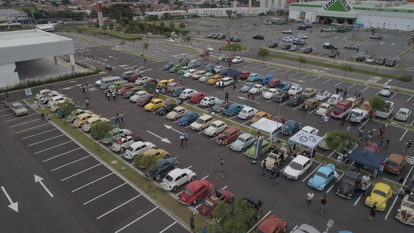 Encontro de carros antigos é atração em Taubaté 
