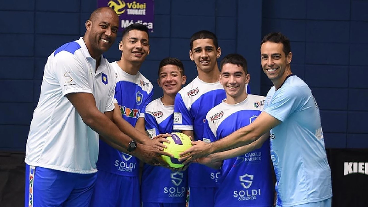 Alunos das categorias de base participam de treinos do Vôlei Taubaté