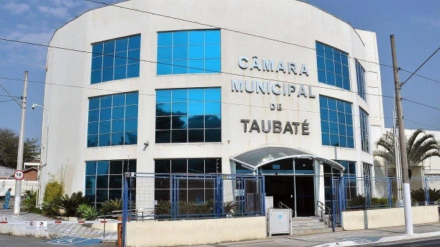 Estudantes eleitos para parlamento jovem tomam posse em Taubaté 