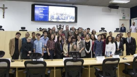 Alunos eleitos para parlamento jovem tomam posse na Câmara de Taubaté