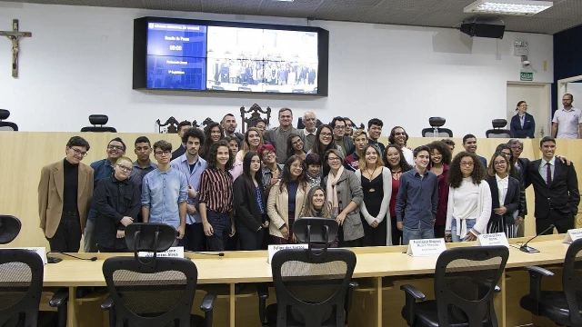 Alunos eleitos para parlamento jovem tomam posse na Câmara de Taubaté