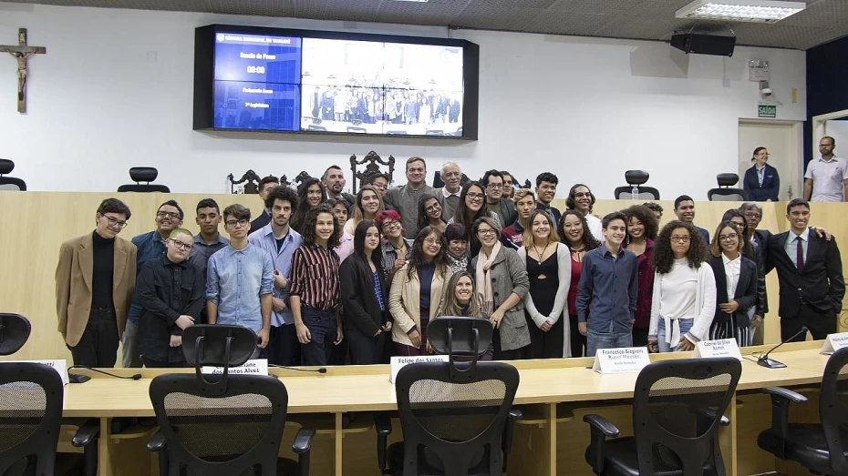 Alunos eleitos para parlamento jovem tomam posse na Câmara de Taubaté Alunos eleitos para parlamento jovem tomam posse na Câmara de Taubaté