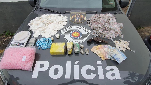 Mulher é presa com drogas e arma no bairro Três Marias, em Taubaté