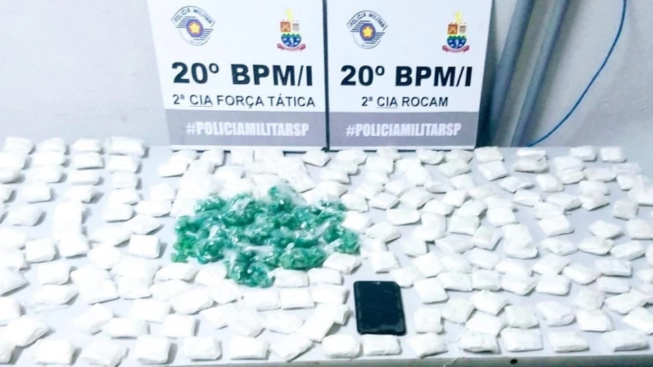 PM apreende mais de três mil porções de drogas em Caraguatatuba PM apreende mais de três mil porções de drogas em Caraguatatuba