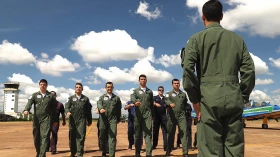 Esquadrilha da Fumaça se apresenta em comemoração aos 100 anos do CAvEx 