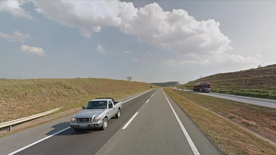 Trânsito na rodovia Carvalho Pinto é interditado em Taubaté Trânsito na rodovia Carvalho Pinto é interditado em Taubaté