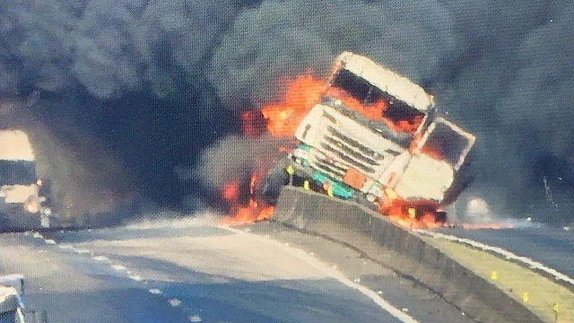 Veículo carregado de ácido pega fogo e interdita Via Dutra