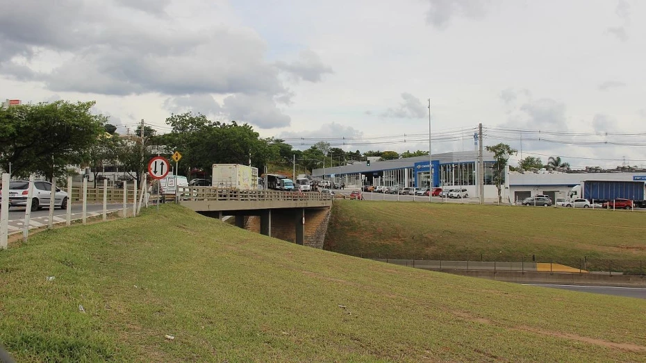 Trânsito no viaduto da Independência é interditado em Taubaté Trânsito no viaduto da Independência é interditado em Taubaté