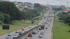 Acidentes causam congestionamento na Via Dutra em Taubaté