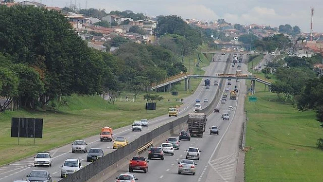Acidentes causam congestionamento na Via Dutra em Taubaté