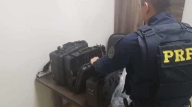 Dupla é presa com caminhão roubado na Via Dutra em Taubaté Dupla é presa com caminhão roubado na Via Dutra em Taubaté