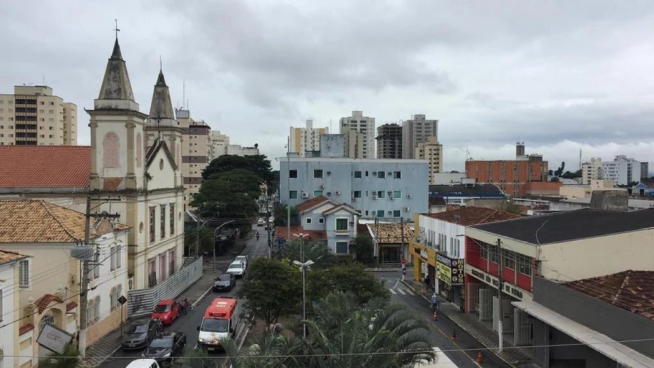 Fim de semana começa com céu encoberto na maior parte da região