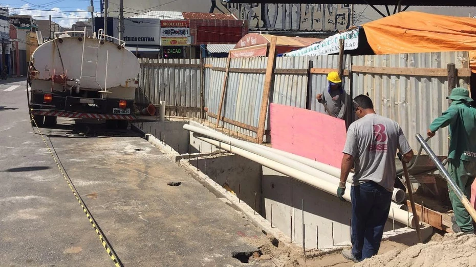 Trânsito é interditado no Centro para instalação de lixeiras Trânsito é interditado no Centro para instalação de lixeiras