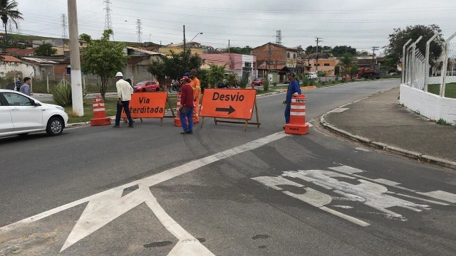Trânsito é interditado para construção de bacia de contenção em Taubaté 