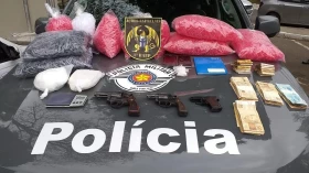 Dupla é presa com drogas, armas e R$ 10 mil em Taubaté
