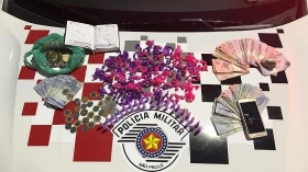 Dupla é flagrada com mais de 300 pedras de crack no Jardim Mourisco