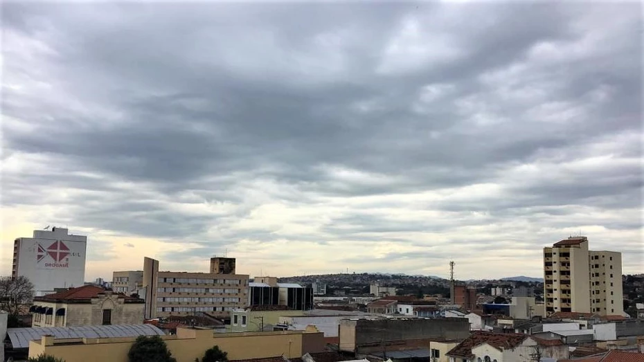 Semana começa com nebulosidade e chance de chuva na região