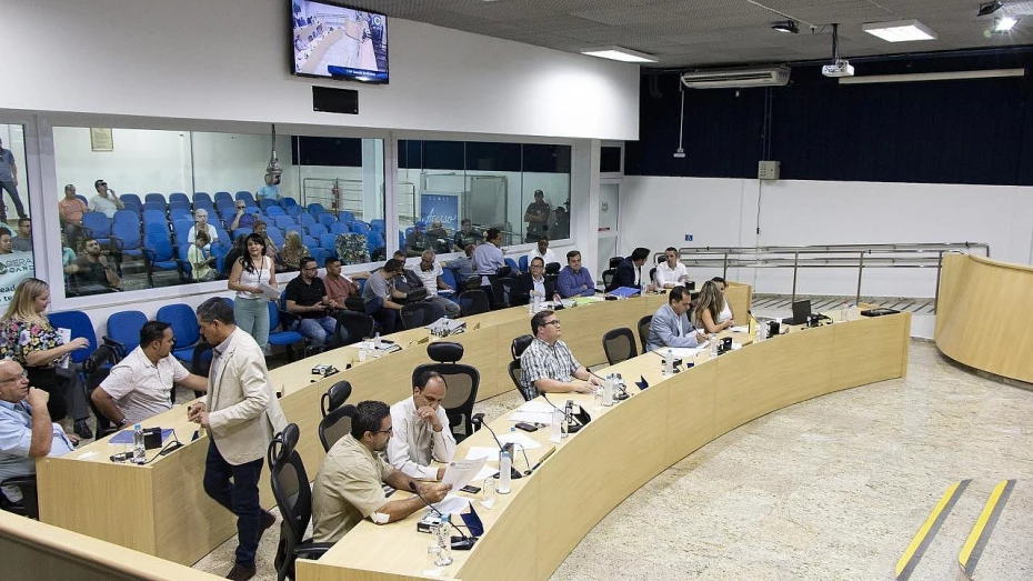 Câmara aprova projeto que prevê penalidades para alunos infratores em Taubaté Câmara aprova projeto que prevê penalidades para alunos infratores em Taubaté