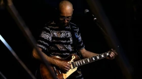 Show do cantor João Oliveira é destaque no Sesc Taubaté
