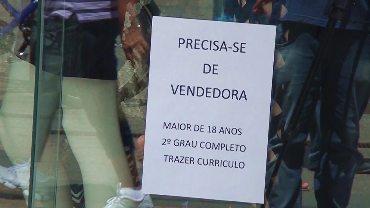 Período de Natal deve oferecer 1.700 empregos temporários na região