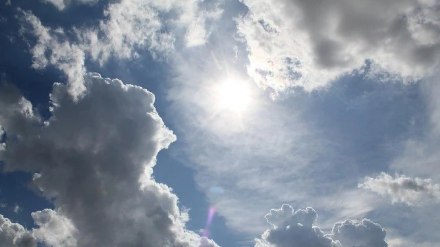 Quinta-feira de sol entre poucas nuvens e chance de chuvas pontuais