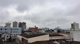Semana começa com tempo encoberto e chance para chuva