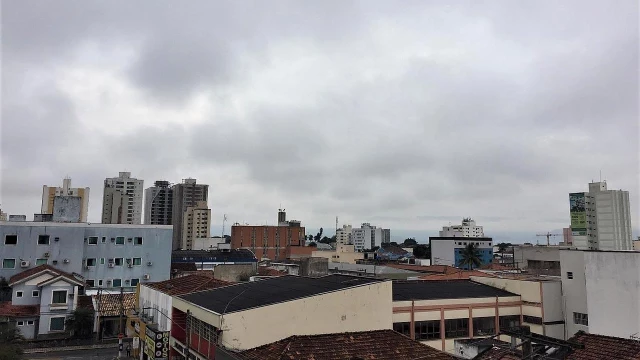 Semana começa com tempo encoberto e chance para chuva
