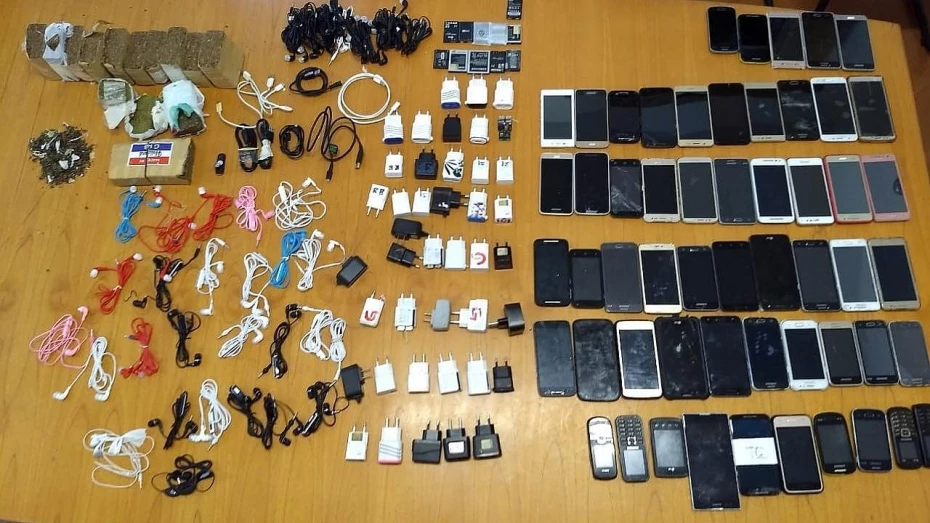 Agentes penitenciários apreendem 3kg de drogas e 175 eletrônicos na região Agentes penitenciários apreendem 3kg de drogas e 175 eletrônicos na região