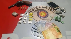 Polícia prende homem com drogas e arma em Taubaté Polícia prende homem com drogas e arma em Taubaté