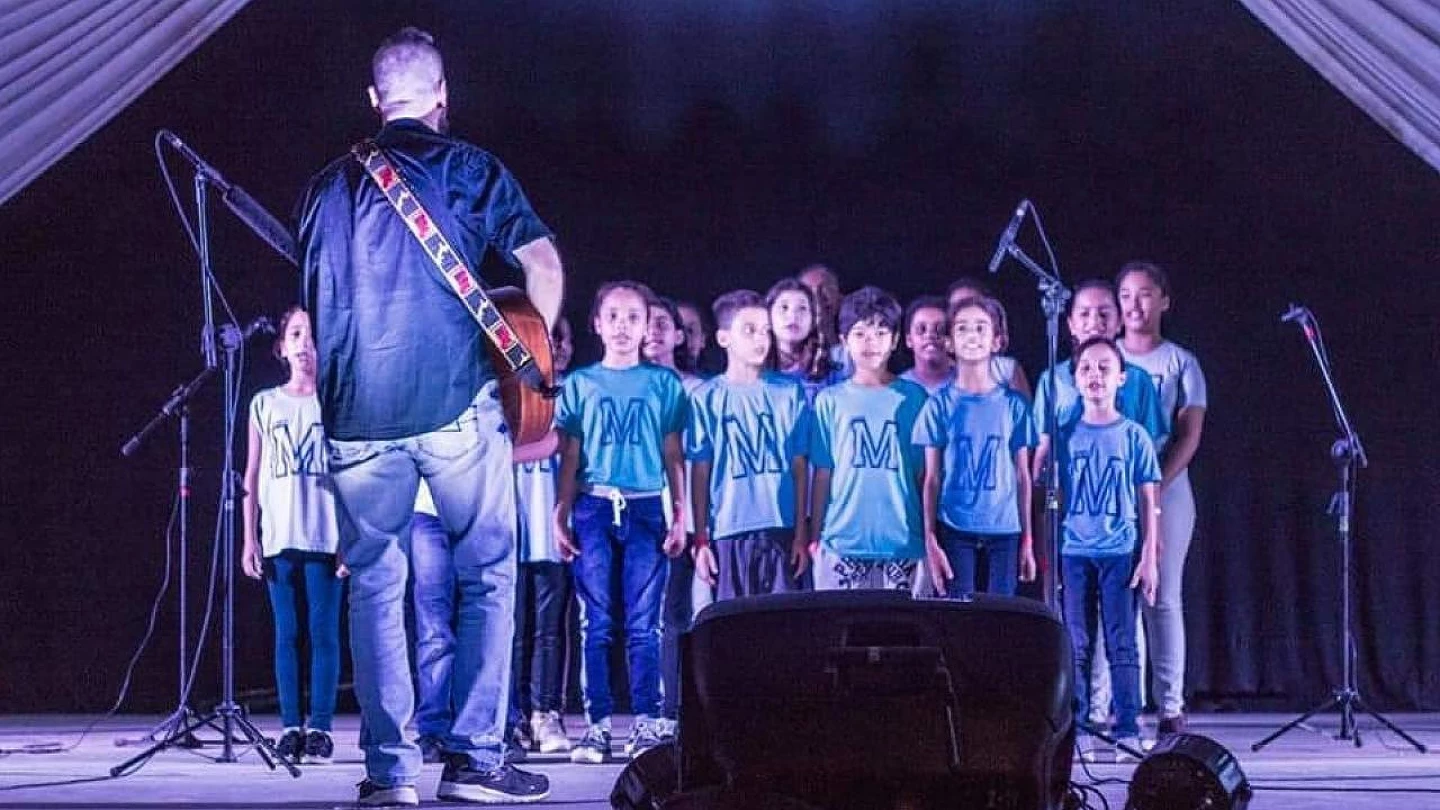 Alunos do Ensino Integral apresentam Cantata de Natal em shopping de Taubaté 