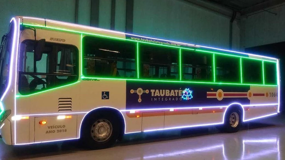 Ônibus iluminado e com decoração natalina vai percorrer ruas de Taubaté Ônibus iluminado e com decoração natalina vai percorrer ruas de Taubaté