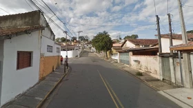 Manutenção na rede de esgoto interdita trânsito em Taubaté