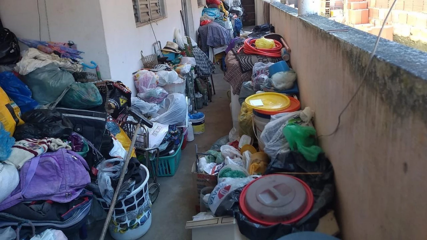 CAS de Taubaté recolhe 10 toneladas de materiais em residência de acumuladora