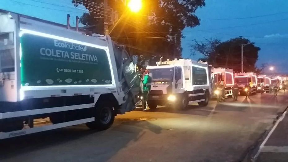 Caminhões da coleta de lixo realizam carreata de Natal em Taubaté