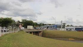Lançamento de vigas para novo viaduto gera interdição no trânsito em Taubaté