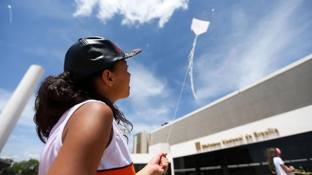 Concessionária que administra via Dutra alerta para acidentes envolvendo pipas
