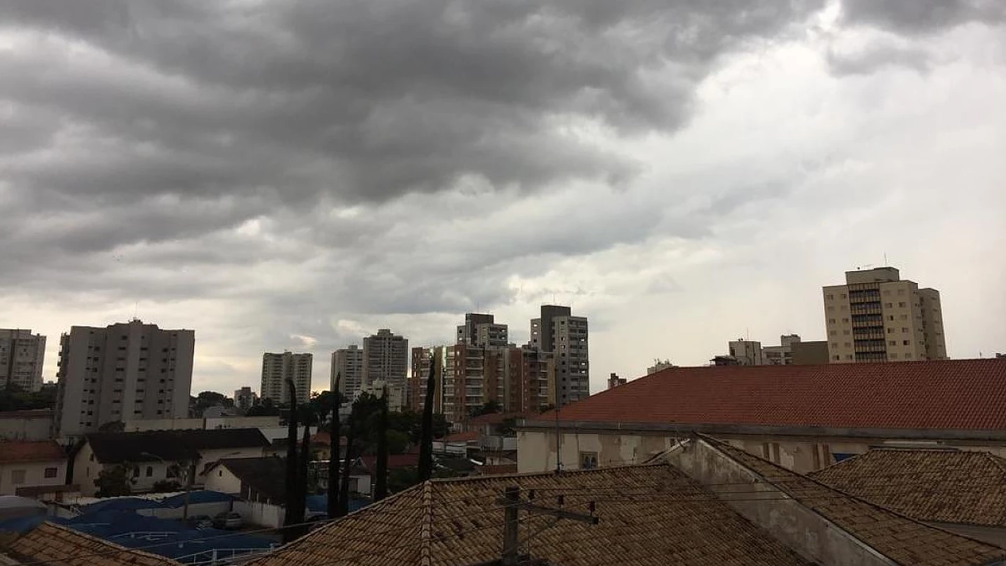 Semana começa com tempo fechado e temperaturas em queda