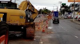 Obras em galeiras pluviais interditam trecho da Av. Charles Schnneider