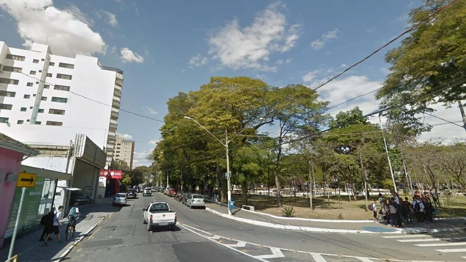 Obras em cruzamentos da praça Santa Terezinha interditam trânsito Obras em cruzamentos da praça Santa Terezinha interditam trânsito