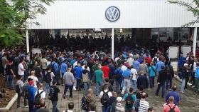 Volks pode conceder férias coletivas a mais de 3 mil funcionários de Taubaté Volks pode conceder férias coletivas a mais de 3 mil funcionários de Taubaté