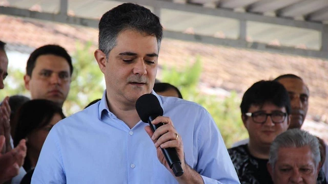 Ortiz Junior anuncia corte no próprio salário e de servidores comissionados
