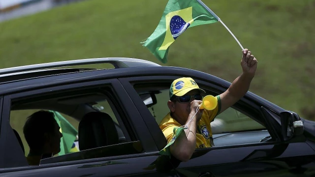Carreata pedindo reabertura do comércio é organizada em Taubaté