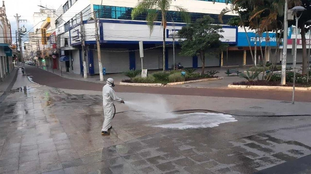 Áreas públicas de Taubaté são desinfetadas contra o coronavírus