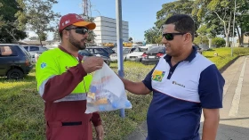 Concessionária distribui kits de alimentação e higiene na Via Dutra