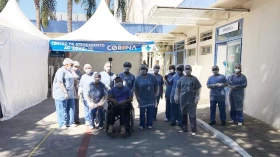 Após alta, paciente é aplaudido por profissionais de saúde em São José