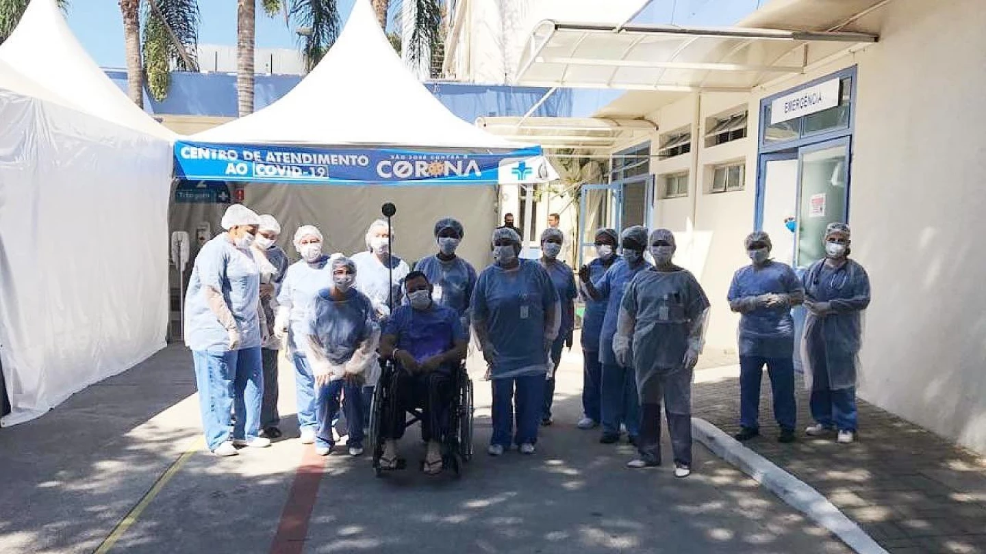 Após alta, paciente é aplaudido por profissionais de saúde em São José