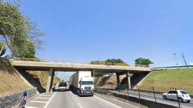 Recuperação de pavimento fecha pistas na Via Dutra, em Taubaté